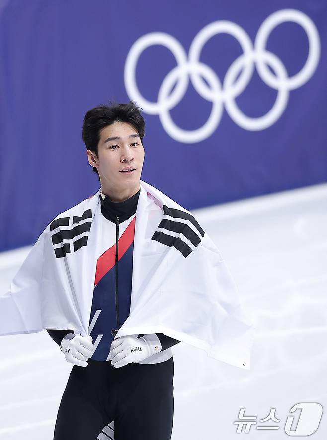 쇼트트랙 황대헌이 14일(현지시간) 이탈리아 밀라노 아이스스케이팅 아레나에서 열린 2026 밀라노·코르티나담페초 동계올림픽 쇼트트랙 남자 1500m 결승에서 은메달을 확보한 후 태극기를 두르고 기뻐하고 있다. 2026.2.15 ⓒ 뉴스1 김성진 기자