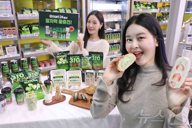 이마트24가 계속되는 말차코어 열풍 속 디저트와 컵커피·즉석커피, 간편식과 과자·아이스크림, 하이볼 등 다양한 카테고리에서 말차 단독 차별화상품 16종을 대거 출시하며 젊은층 공략에 나선다고 19일 밝혔다. 사진은 이마트24 트렌드랩 성수점에서 모델들이 말차 신제품 16종을 소개하는 모습. (이마트24 제공. 재판매 및 DB 금지) 2026.1.19 ⓒ 뉴스1