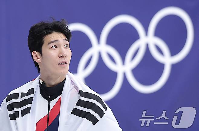 쇼트트랙 황대헌이 14일(현지시간) 이탈리아 밀라노 아이스스케이팅 아레나에서 열린 2026 밀라노·코르티나담페초 동계올림픽 쇼트트랙 남자 1500m 결승에서 은메달을 확보한 후 태극기를 두르고 기뻐하고 있다. 2026.2.15 ⓒ 뉴스1 김성진 기자