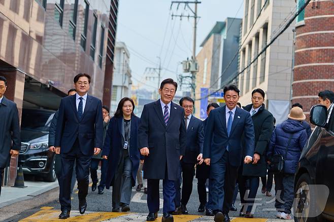 이재명 대통령이 12일 청와대 인근에서 오찬을 갖기 위해 참모진들과 함께 길을 걷고 있다. (청와대 제공. 재판매 및 DB 금지) 2026.2.12 ⓒ 뉴스1 이재명 기자