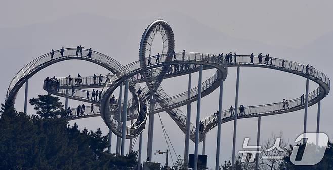 설 연휴 이틀째인 15일 경북 포항시 북구 스페이스워크에서 귀성객과 관광객들이 휴일을 즐기고 있다. 2026.2.15 ⓒ 뉴스1 최창호 기자