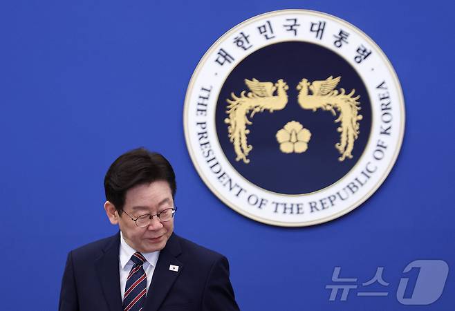 이재명 대통령이 지난 12일 청와대에서 열린 수석보좌관회의에서 자리에 착석하고 있다. 2026.2.12 ⓒ 뉴스1 허경 기자