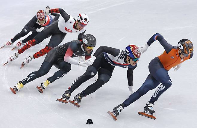황대헌이 15일(한국시간) 이탈리아 밀라노 아이스스케이팅 아레나에서 열린 2026 밀라노-코르티나 동계올림픽 쇼트트랙 남자 1500m 결승에서 역주하고 있다. 사진 | 연합뉴스