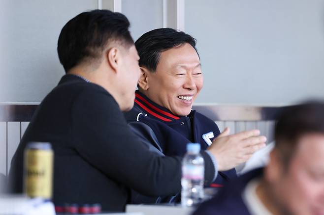 롯데 신동빈 구단주가 잠실구장을 찾아 밝은 표정으로 경기를 지켜보고 있다. 사진 | 롯데 자이언츠