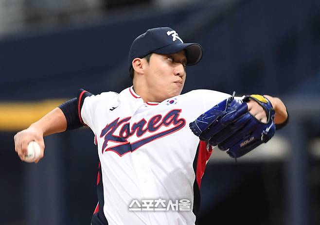 항저우 아시안게임 대한민국 야구 대표팀의 원태인이 26일 고척 스카이돔에서 진행된 상무와의 연습 경기 4회초 등판해 힘차게 공을 던지고 있다. 고척 | 박진업기자 upandup@sportsseoul.com