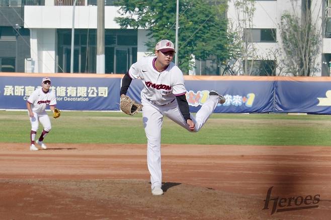 키움 박정훈이 15일 대만 가오슝 스프링캠프에서 열린 첫 라이브 훈련에서 피칭하고 있다. 사진 | 키움 히어로즈