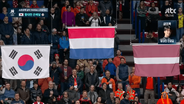 15일(한국시간) 황대헌은 이탈리아 밀라노 아이스 스케이팅 아레나에서 열린 2026 밀라노·코르티나담페초 동계 올림픽 쇼트트랙 남자 1500m 결선에서 2분12초304로 옌스 판트바우트(네덜란드·2분12초219)에 이어 2위로 결승선을 통과, 은메달을 수확했다. /사진=네이버치지직 라이브 영상 캡처