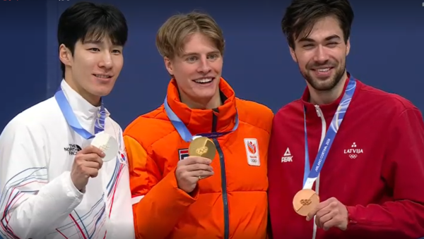 15일(한국시간) 황대헌은 이탈리아 밀라노 아이스 스케이팅 아레나에서 열린 2026 밀라노·코르티나담페초 동계 올림픽 쇼트트랙 남자 1500m 결선에서 2분12초304로 옌스 판트바우트(네덜란드·2분12초219)에 이어 2위로 결승선을 통과, 은메달을 수확했다. /사진=네이버치지직 라이브 영상 캡처