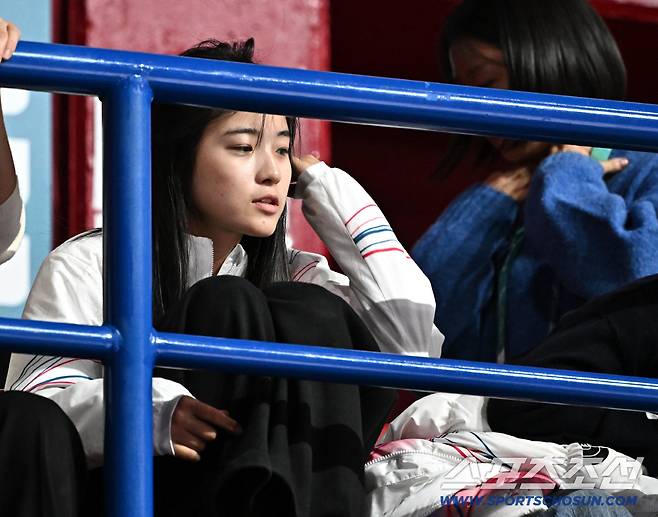 15일(한국시간) 이탈리아 밀라노 아이스스케이팅 아레나에서 쇼트트랙 여자 1000m 예선이 열렸다. 경기장 찾은 최가온. 밀라노(이탈리아)=송정헌 기자songs@sportschosun.com/2026.02.15/