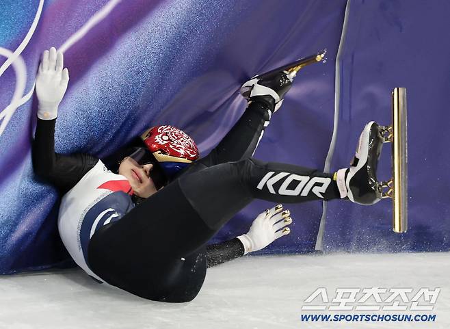 쇼트트랙 김길리가 14일(현지시간) 이탈리아 밀라노 아이스스케이팅 아레나에서 열린 2026 밀라노 코르티나담페초 동계올림픽 쇼트트랙 여자 1000m 예선에서 결승선을 통과한 뒤 네덜란드 선수와 충돌해 넘어지고 있다. 밀라노(이탈리아)=송정헌 기자songs@sportschosun.com/2026.02.15/