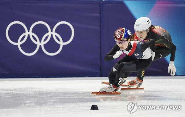 1위로 질주하는 최민정. ⓒ연합뉴스