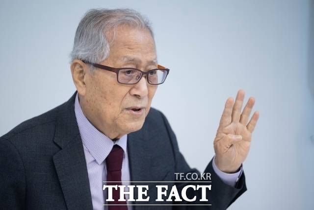 정 전 장관은 지난 10일 <더팩트>와 인터뷰에서 "지방발전 20×10 정책을 성과로 포장하려면 결국 밖에서 원부자재가 들어와야 하는데 이를 해결해 줄 수 있는 곳은 미국밖에 없다"고 강조했다. /수서=박헌우 기자