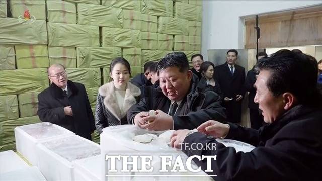 김정은 북한 국무위원장이 딸 김주애에게 권력을 물려줄 경우 고모 김여정과 치열한 권력 투쟁을 벌일 가능성이 높을 것이라는 전망이 나왔다. 사진은 김정은 북한 국무위원장과 딸 김주애가 함경남도 신포시에서 열린 지방공업공장 준공식에 참석한 모습이다. /뉴시스, 조선중앙TV 갈무리