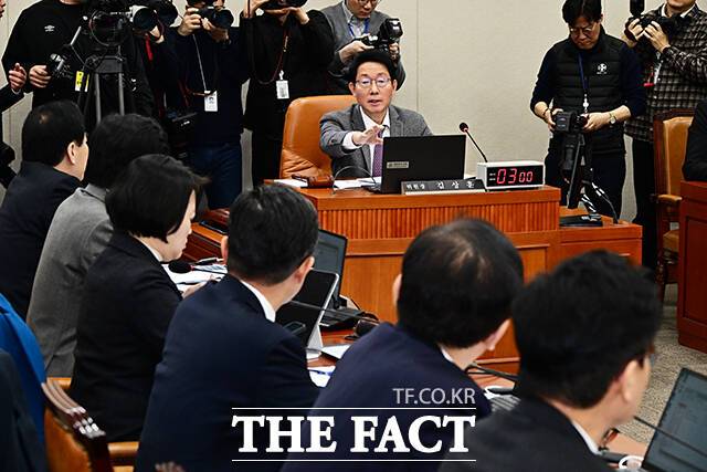 김상훈 특위위원장이 지난 12일 오전 서울 여의도 국회에서 열린 대미투자특별법 처리를 위한 특별위원회 제1차 전체회의에 참석해 회의를 주재하는 모습. /배정한 기자