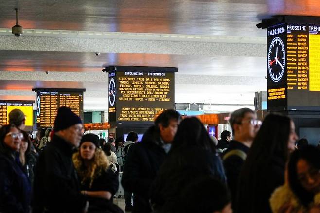 14일(현지시간) 이탈리아 로마에서 2026 밀라노·코르티나담페초 동계올림픽 방해를 노린 철도 파괴 공작으로 승객들이 테르미니 역에서 기다리고 있다. 로이터연합뉴스