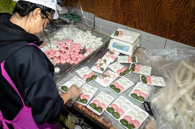 고운 삼색 바람떡. 색을 맞춰 포장해야 보기에 좋다. 보기 좋은 떡이 먹기도 좋은 법이다. /이건송 영상미디어 기자