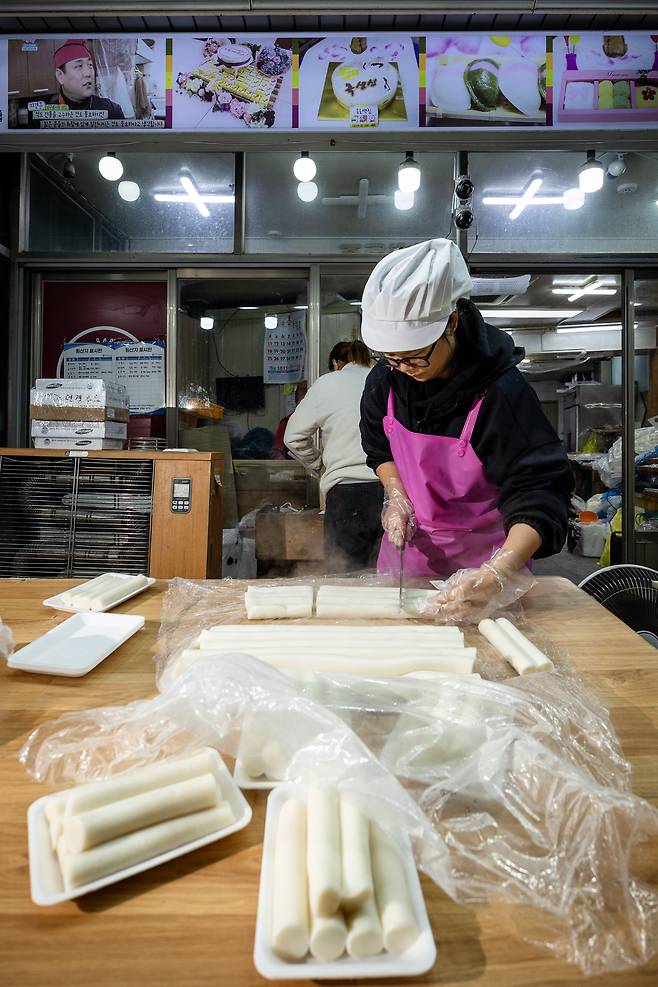 기자가 썬 떡은 길이가 들쭉날쭉했다. 어둠 속에서 떡을 썰어낸 한석봉 어머니는 '프로'였다. /이건송 영상미디어 기자