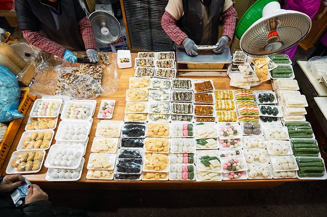 어느새 매대에 진열된 색색의 떡들. 모두 이날 새벽 1시부터 나와 뽑았다. 사장 김화진씨는 "추운 날 떡을 한 번에 많이 내놓으면 얼 수 있기 때문에 소량씩 진열한다"고 했다. /이건송 영상미디어 기자