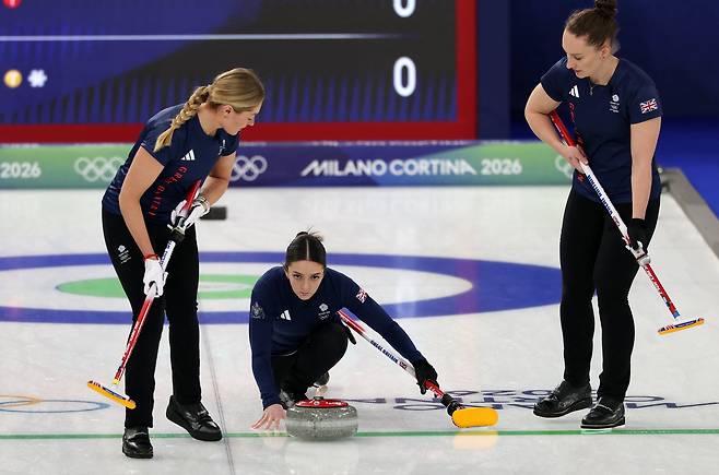 13일 이탈리아 코르티나담페초의 코르티나 컬링 올림픽 스타디움에서 열린 2026 밀라노·코르티나담페초 동계올림픽 여자 컬링 라운드로빈 3차전에서 한국과 맞붙은 영국 대표팀. /로이터 연합뉴스