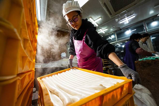 가래떡을 가득 담은 떡판(트레이) 무게는 약 10kg. 쌀과 떡판 옮기는 일이 떡집에서 가장 힘들단다./이건송 영상미디어 기자