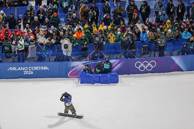 13일 밤(현지시간) 이탈리아 리비뇨 스노파크에서 2026 밀라노 코르티나 동계올림픽 스노보드 남자 하프파이프에 출전한 이채운이 1차시기 경기를 펼친 뒤 머리를 싸매고 있다. 리비뇨=장련성 기자