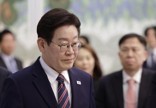 이재명 대통령이 12일 청와대에서 열린 수석보좌관회의에 입장하고 있다.  [청와대통신사진기자단]