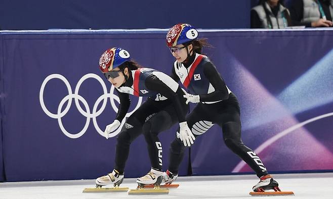 15일(한국시각) 이탈리아 밀라노 아이스스케이팅 아레나에서 열린 2026 밀라노·코르티나담페초겨울올림픽 쇼트트랙 여자 3000m 릴레이 준결승에 출전한 최민정이 마지막주자 김길리를 밀어주고 있다. 연합뉴스