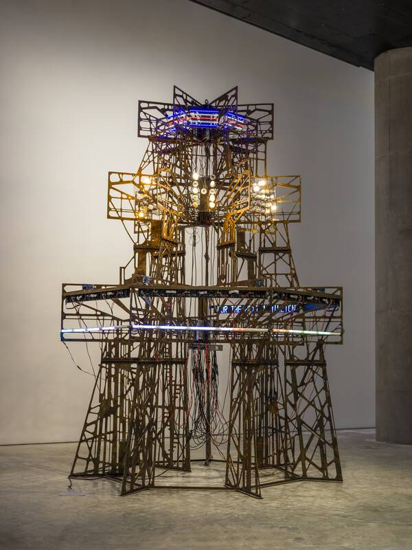 ‘오바드V’ 2019, 비무장지대(DMZ) 철거 초소에서 수집한 주조강, 옵티움 뮤지엄 아크릴, 전자 디스플레이 보드, LED조명, CPU, DC-SMPS, 디머, 전기배선, 400 x 300(⌀) cm, 작가 및 BB&M 제공 © Lee Bul, 사진: 전병철. 작가 및 리움미술관 제공.