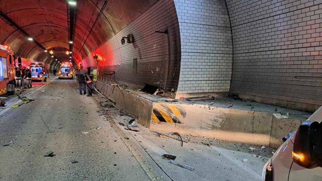 15일 경남 거제 양정 터널 음주운전 사고 현장에 차량 파편이 널브러져있다. 거제경찰서 제공