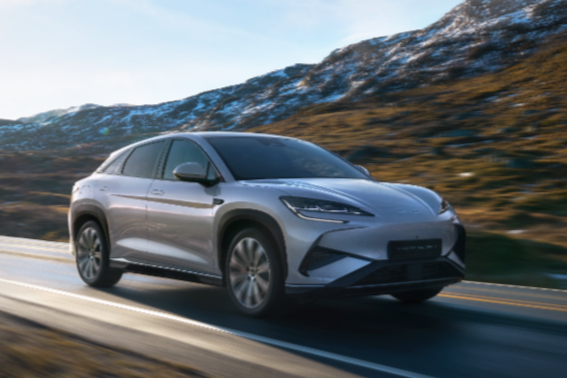 도로를 달리는 씨라이언7의 옆 모습에서는 쿠페형 SUV의 날렵함이 드러난다. BYD 제공