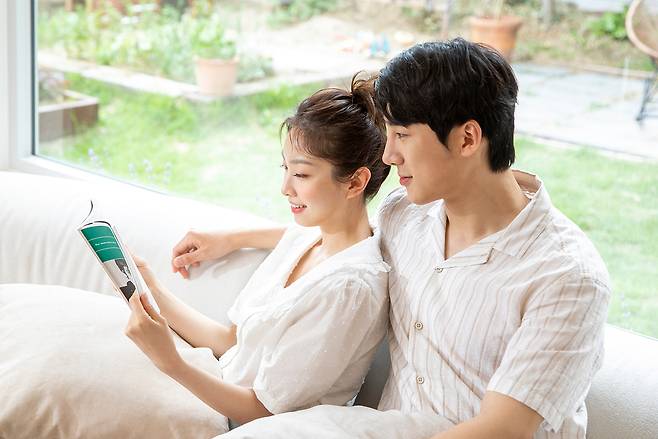 연인 관계에서 중요한 것은 애정을 같은 방식으로 표현하는지가 아니라, 얼마나 많은 애정이 오가는지라는 연구 결과가 나왔다./사진=클립아트코리아