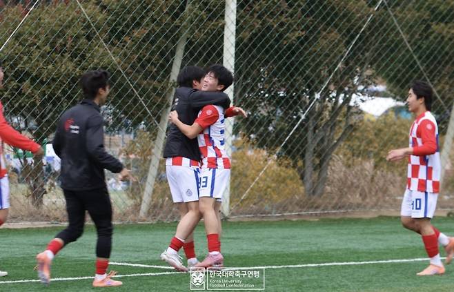 한남대 이현빈(가운데)이 동료들과 기뻐하는 모습. 사진=대학축구연맹