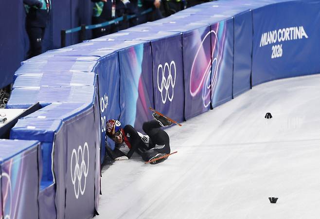 <yonhap photo-2133="">14일(현지시간) 이탈리아 밀라노 아이스스케이팅 아레나에서 열린 2026 밀라노-코르티나담페초 동계올림픽 쇼트트랙 남자 1500m 준준결승에서 임종언(113)이 넘어지고 있다. [사진=연합뉴스]</yonhap>