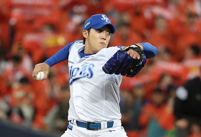 <yonhap photo-4694="">22일 대구 삼성라이온즈파크에서 열린 2025 프로야구 KBO리그 포스트시즌 플레이오프 4차전 한화 이글스와 삼성 라이온즈의 경기. 2회초 삼성 선발투수 원태인이 역투하고 있다. [사진=연합뉴스]</yonhap>