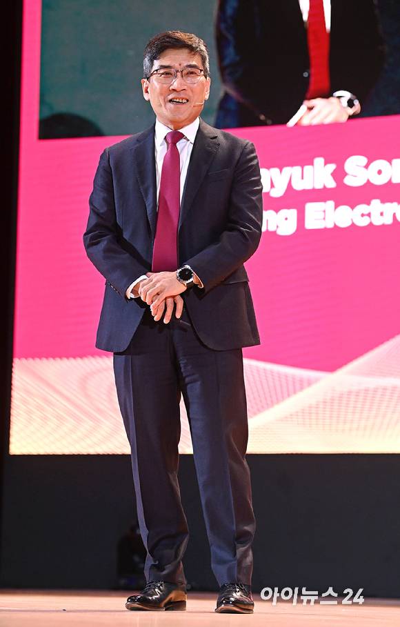 송재혁 삼성전자 디바이스솔루션(DS) 부문 최고기술책임자(CTO) 사장이 11일 서울 강남구 코엑스에서 열린 세미콘 코리아 2026에서 기조 강연을 하고 있다. [사진=곽영래 기자]