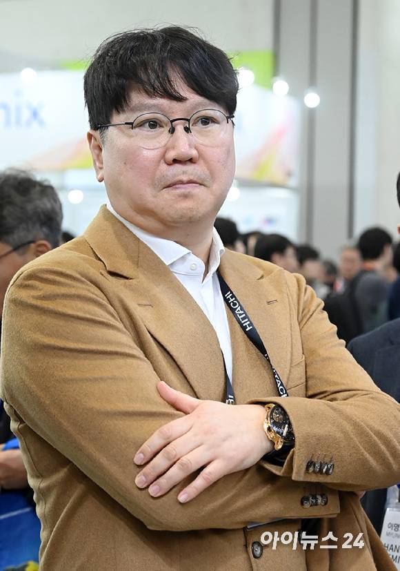 곽동신 한미반도체 회장이 11일 서울 강남구 코엑스에서 열린 세미콘 코리아 2026에서 한미반도체 부스를 둘러보고 있다. [사진=곽영래 기자]