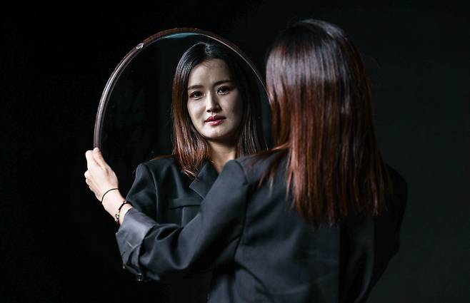 영화 '휴민트' 속 배우 신세경 실제 모델인 탈북여성 한수애 씨가 13일 서울 마포구에서 중앙일보와 인터뷰하고 있다. 김성룡 기자