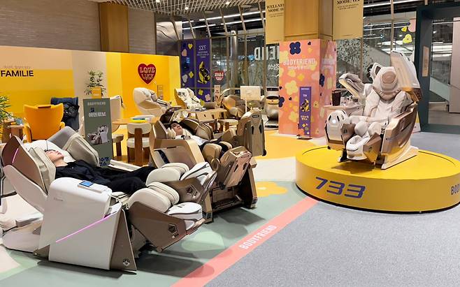 더현대 서울 바디프랜드 건강수명충전소에서 고객들이 헬스케어로봇을 체험하고 있다. /제공=바디프랜드