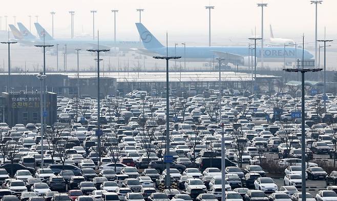 12일 오전 인천국제공항 2터미널 장기주차장이 주차 차량으로 붐비고 있다. 사진=뉴스1