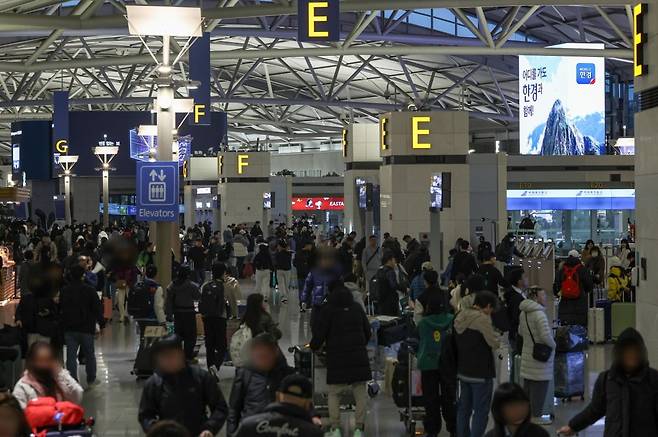 12일 인천 중구 인천국제공항 1터미널 출국장이 이용객들로 붐비고 있다.  /사진=임형택 기자