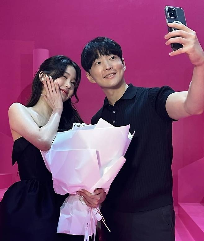 에이지알 뷰티 디바이스 모델 장원영과 김병훈 에이피알 대표. 사진=김병훈 대표 SNS