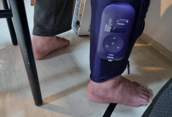 풀리오 종아리 전용 마사지기를 착용하고 책상에 앉았다. 정옥재 기자