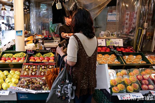 명절 연휴 기간 시장에 선물세트가 진열돼 있다. 쿠키뉴스 자료사진