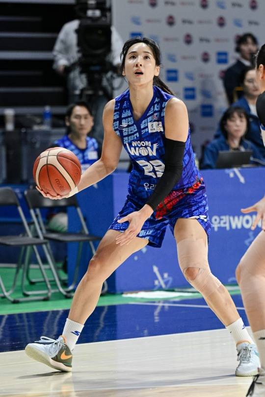 드리블하는 우리은행 김단비. 사진[연합뉴스]