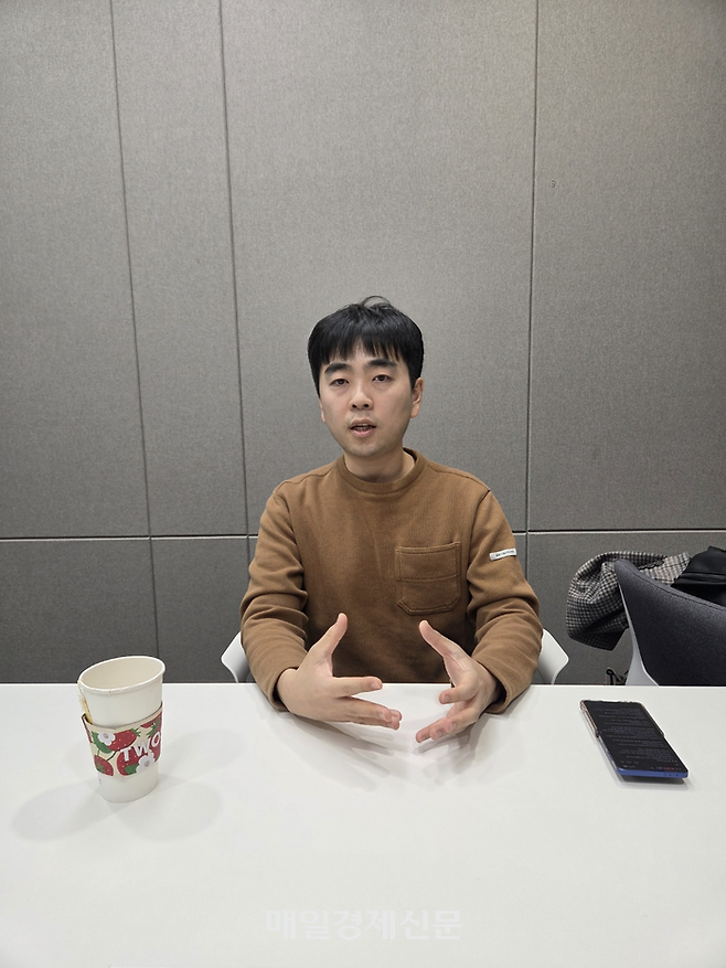 정인성 작가가 매일경제와 만나 인터뷰 하는 모습. <김유신 기자>