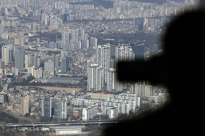 서울시 송파구 올림픽로 롯데 월드 타워 서울스카이 전망대에서 아파트 등 주택 단지가 보이고 있다. [뉴스1]