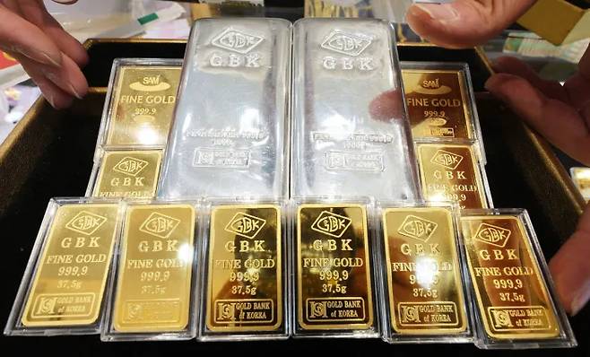 금은방에서 직원이 골드바와 실버바를 정리하고 있다. [연합뉴스]