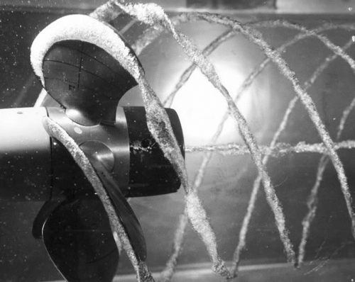 수중 프로펠러에 공기 방울이 발생하는 모습. 공동현상 때문이다. [Davidhv22/위키피디아]