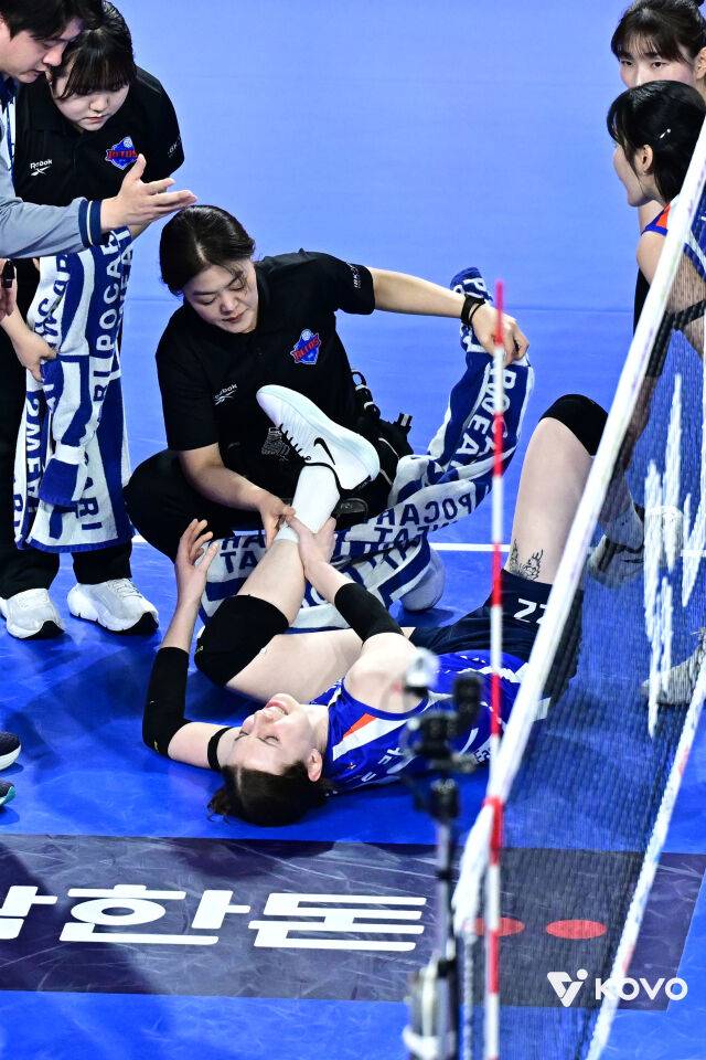 알리사 킨켈라가 부상으로 쓰러졌다./KOVO