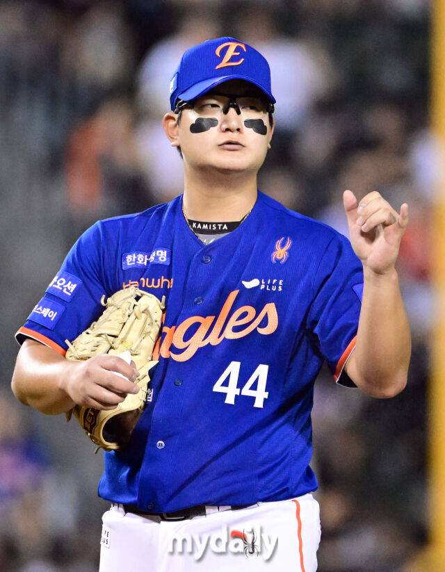 2025년 8월 8일 오후 서울 잠실구장에서 열린 '2025 신한 SOL뱅크 KBO 리그' 한화 이글스와 LG 트윈스의 경기. 한화 김서현이 9회말 2사 2루서 구원등판하고 있다./마이데일리